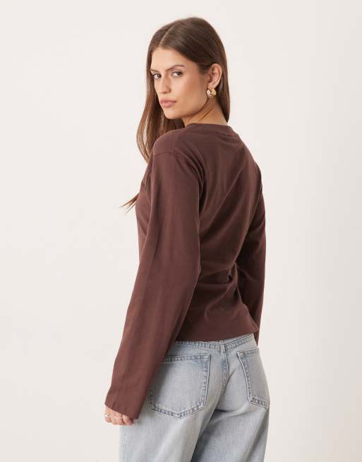 ASOS DESIGN – Langärmliges, tailliertes T-Shirt in Braun mit seitlichem Saumschlitz, 2 von 4