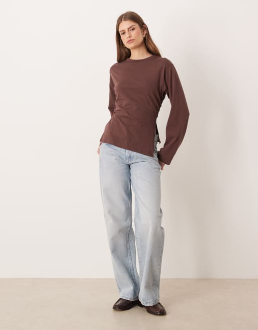 ASOS DESIGN – Langärmliges, tailliertes T-Shirt in Braun mit seitlichem Saumschlitz, 4 von 4