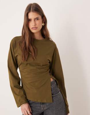 ASOS DESIGN - Langärmliges, tailliertes T-Shirt in Olivgrün mit seitlichem Saumschlitz