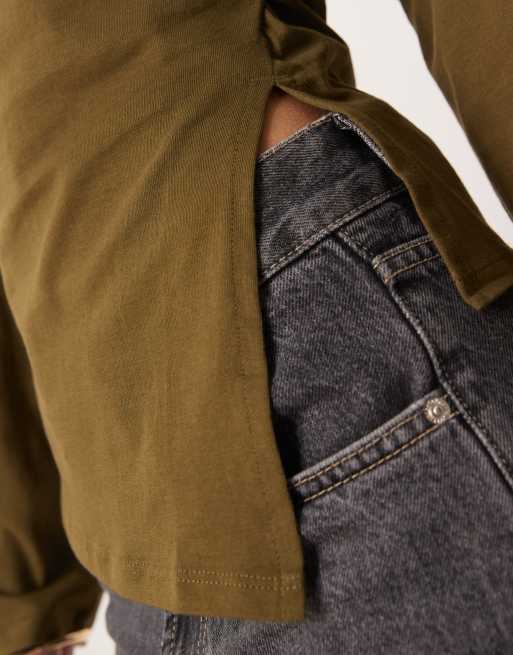 ASOS DESIGN – Langärmliges, tailliertes T-Shirt in Olivgrün mit seitlichem Saumschlitz, 3 von 4