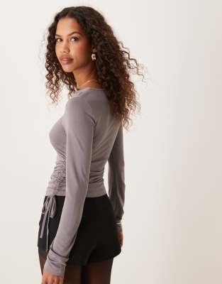 ASOS DESIGN - Langärmliges, weiches Oberteil in Schiefergrau mit gerafften Seiten