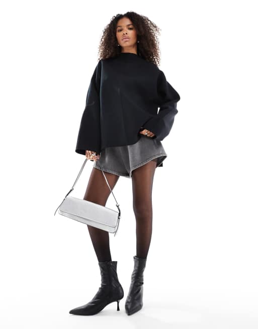ASOS DESIGN – Langärmliges, weites Sweatshirt in schwarzer Neopren-Optik mit Seitenschlitz