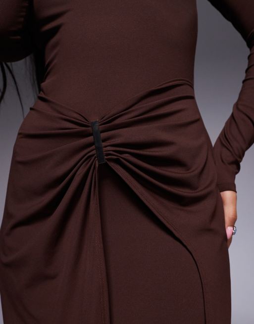 ASOS DESIGN – Langärmliges Wickel-Midikleid in Schokobraun mit Schlitzausschnitt und Metalldetail, 2 von 4