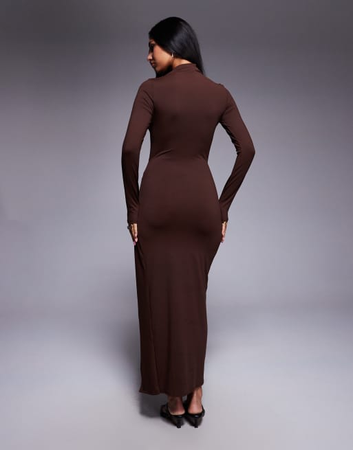 ASOS DESIGN – Langärmliges Wickel-Midikleid in Schokobraun mit Schlitzausschnitt und Metalldetail, 3 von 4