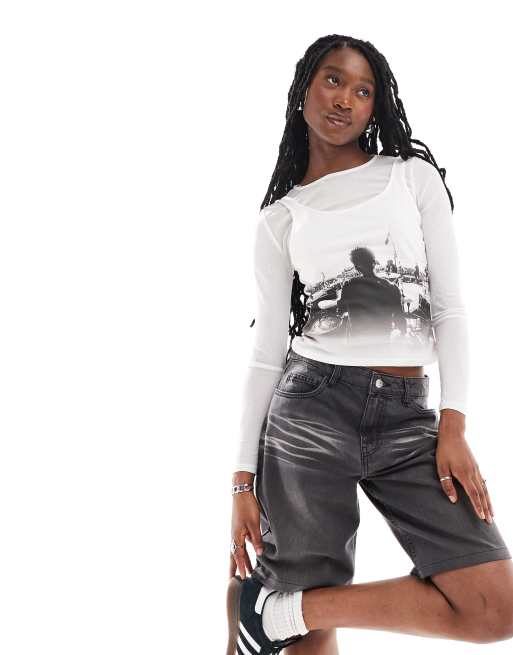 ASOS DESIGN – Langärmliges, zweilagiges, knappes T-Shirt aus Netzstoff in Weiß mit Musikfestival-Fotoprint