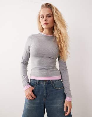 ASOS DESIGN - Langärmliges, zweilagiges Oberteil in meliertem Grau und Hellrosa-Bunt