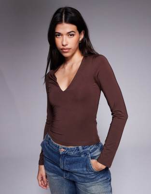 ASOS DESIGN - Langärmliges, zweilagiges Oberteil in Schokobraun mit tiefem V-Ausschnitt