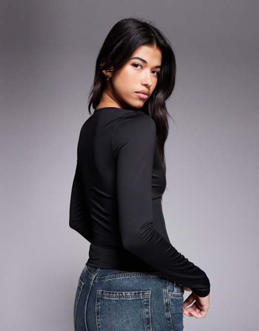 ASOS DESIGN – Langärmliges, zweilagiges Oberteil in Schwarz mit tiefem V-Ausschnitt, 2 von 4