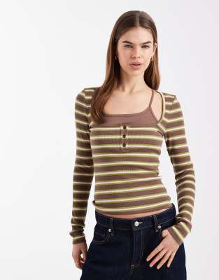 ASOS DESIGN - Langärmliges, zweilagiges Oberteil mit Knopfdetail-Bunt