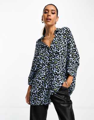 ASOS DESIGN - Langärmliges Oversize-Hemd mit blauem Leopardenmuster-Bunt