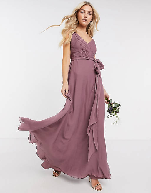 ASOS DESIGN - Lange cami-jurk voor bruidsmeisjes met gerimpeld lijfje en strikceintuur in taille in oudpaars