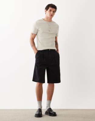 Lange Chino-Jorts in Schwarz mit Bundfalten Schwarz 52
