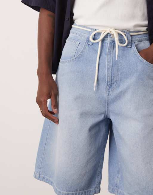 ASOS DESIGN - Lange denim jort met trekkoord in lichte wassing blauw, 3 van 5