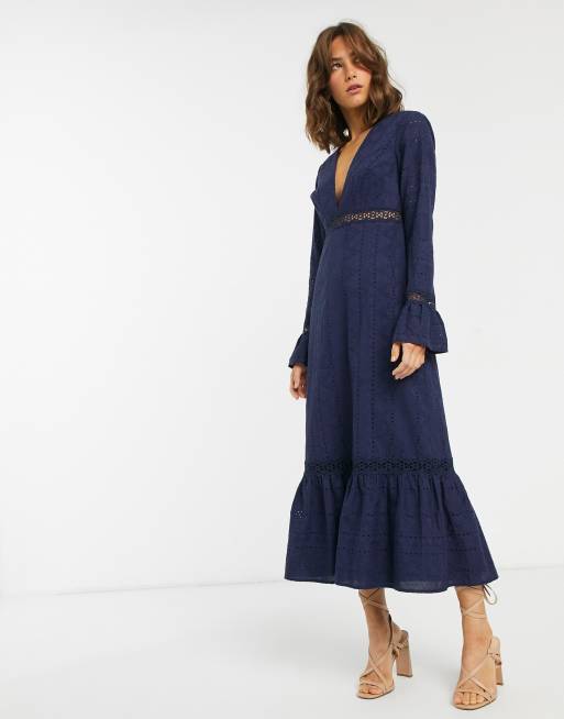 ASOS DESIGN - Lange diepuitgesneden jurk met broderie, strook en uitlopende mouwen in marineblauw