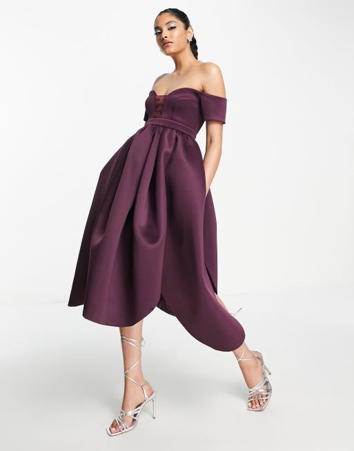 ASOS DESIGN Lange galajurk met blote schouders en mesh inzetstuk in aubergine