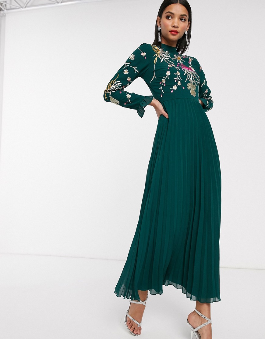 ASOS DESIGN - Lange geborduurde jurk met plooien en uitlopende mouwen-Groen