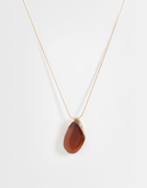ASOS DESIGN – Lange, goldfarbene Halskette mit burgunderrotem Kunstharz- und Metallanhänger - view 1
