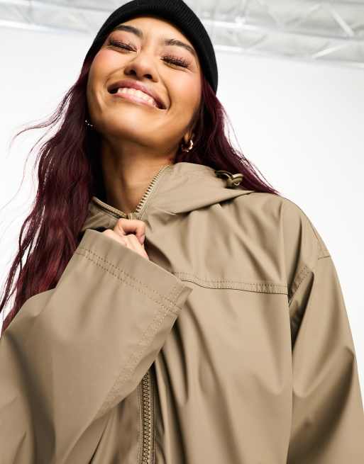 ASOS DESIGN – Lange, gummierte Regenjacke in Braun ASOS