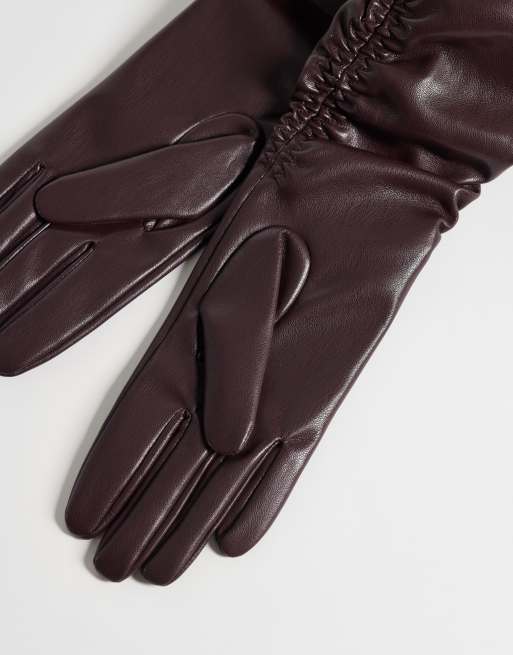 ASOS DESIGN lange Handschuhe aus Kunstleder mit Raffung in Burgunderrot, 2 von 3