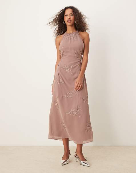 ASOS DESIGN - Lange jurk bedekt met geborduurde bloemen, halternek en open achterkant in nertskleur - view 1