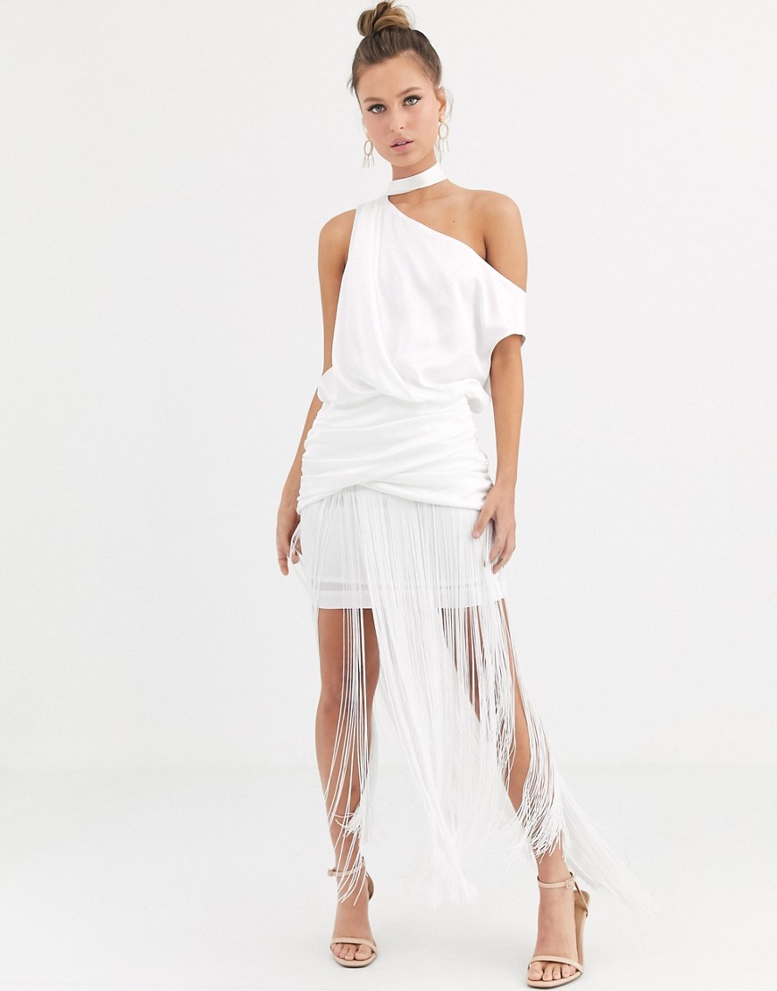 ASOS DESIGN - Lange jurk met blote schouder, franje en satijnen top-Wit