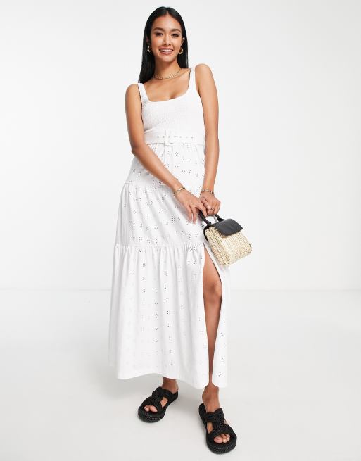 ASOS DESIGN - Lange jurk met gesmokt detail, broderie en riem in wit
