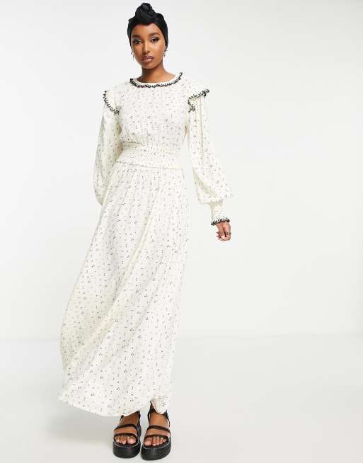 ASOS DESIGN - Lange jurk met gesmokte taille, contrasterend stiksel en fijne print in wit 
