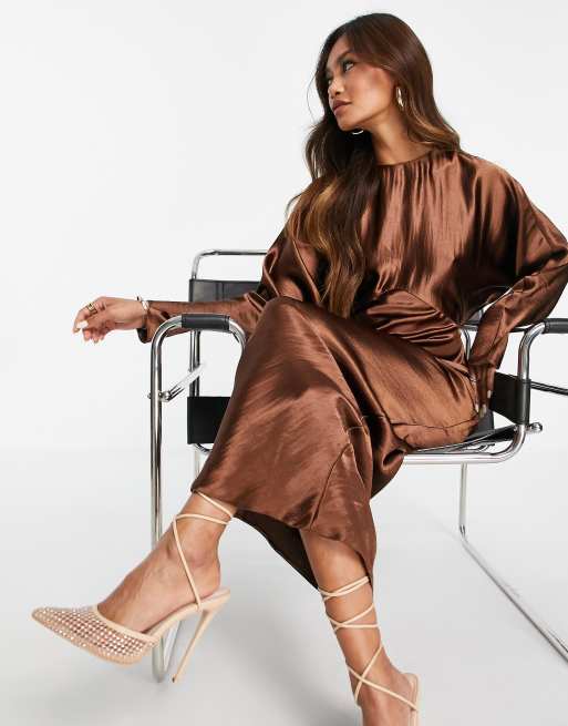 ASOS DESIGN - Lange jurk van schuin gesneden satijn met vleermuismouwen in chocoladekleur, 4 van 4