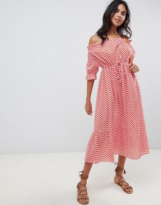 ASOS DESIGN - Lange jurk zonder schouders met laagjes in een rode chevron print-Multi