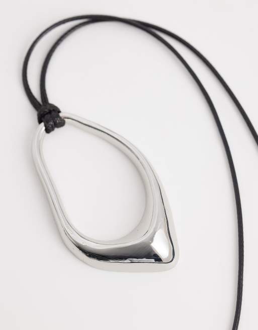 ASOS DESIGN – Lange Kordel-Halskette mit abstraktem Anhänger in Silberoptik, 3 von 4