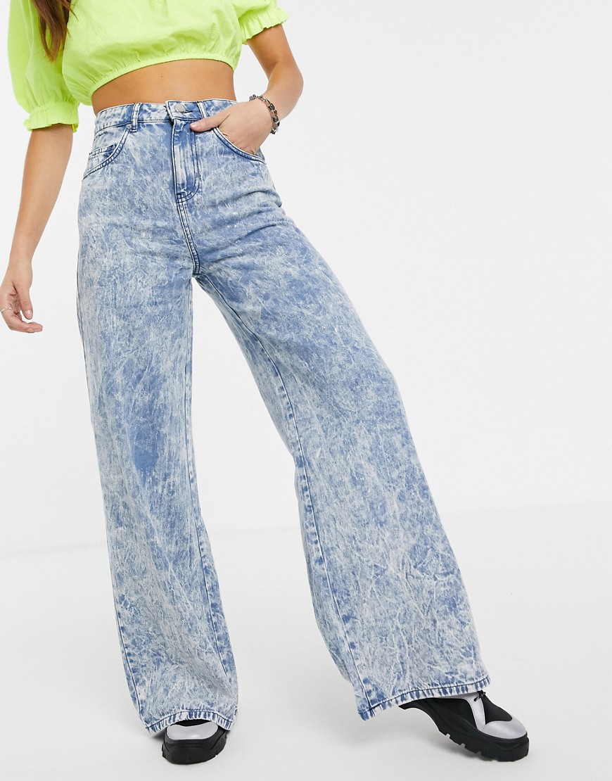 ASOS DESIGN - Lange lichtgewicht jeans met wijde pijpen in acid wash-Blauw