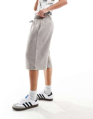 ASOS DESIGN - Lange, schwere Sweatshorts in Acid-Grau