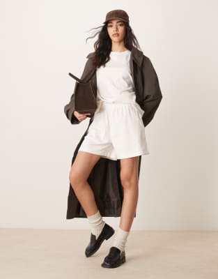 ASOS DESIGN - Lange Shorts aus schwerem Stoff mit breiter Rippung in Creme, Kombiteil-Weiß