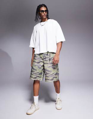 ASOS DESIGN - Lange shorts med arbejdsdetaljer og camouflage-print - view 1