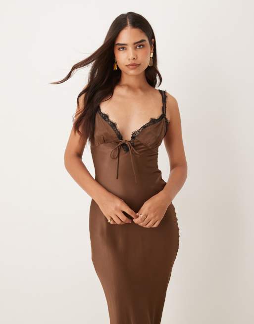ASOS DESIGN - Lange slipdress van satijn met kanten rand in chocoladebruin, 2 van 4