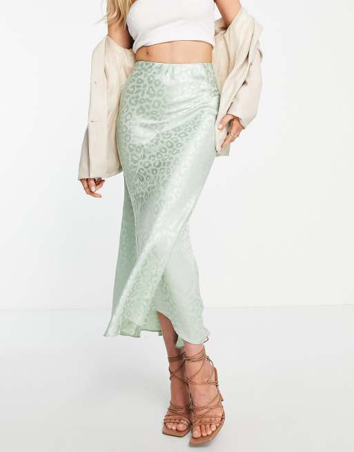 ASOS DESIGN – Langer, asymmetrischer Satinrock in Salbeigrün mit Leoparden-Jacquardmuster