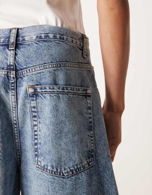 ASOS DESIGN – Länger geschnittene Jeans-Jorts in hellblauer Waschung mit Farbstich, 4 von 5