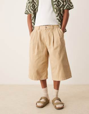 ASOS DESIGN – Länger geschnittene Shorts in Beige mit doppelten Bundfalten - view 1