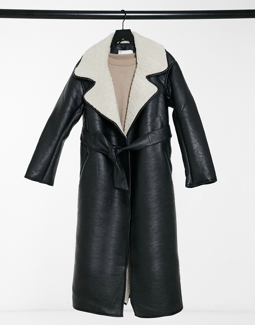 asos design -  – Langer Mantel im Lederlook in Schwarz und Creme mit Gürtel