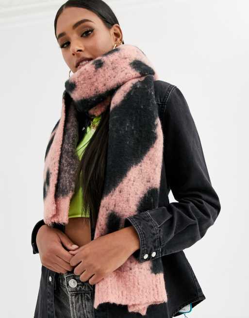 ASOS DESIGN – Langer Oversize-Strickschal in Schwarz und Rosa mit Kuhmuster