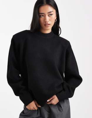 ASOS DESIGN - Langer Pullover in Schwarz mit überschnittener Schulterpartie und Schulterpolstern