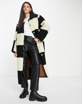 ASOS DESIGN - Langer Wendemantel aus gebondetem Teddyfell in Schwarz und Weiß-Bunt