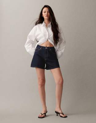 ASOS DESIGN - Längere Jeans-Shorts in Rinse-Waschung mit A-Linien-Schnitt-Marineblau