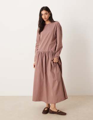 ASOS DESIGN - Langes Hängerkleid aus Baumwollpopeline in dunklem Taupe mit tief angesetzter Taille-Brown