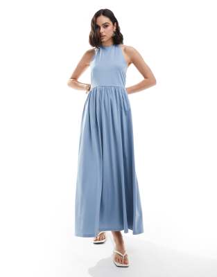 ASOS DESIGN - Langes Neckholder-Sommerkleid in verblasstem Blau mit tiefem Rückenausschnitt