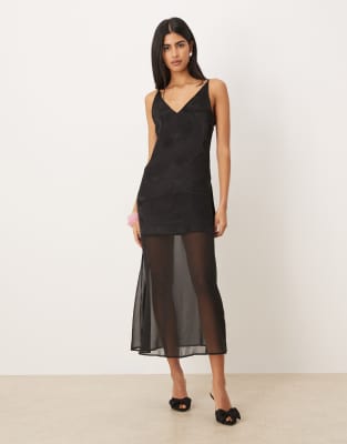 ASOS DESIGN - Langes Satin-Trägerkleid mit V-Ausschnitt und transparentem Rock-Bunt