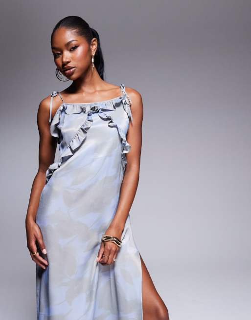 ASOS DESIGN – Langes Trägerkleid aus Satin in Blau mit Blumenmuster und Rüschendetail, 3 von 4