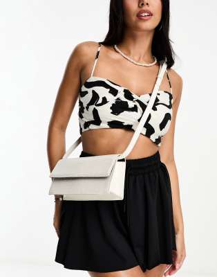 ASOS DESIGN – Längliche Umhängetasche in Weiß mit abnehmbarem Riemen