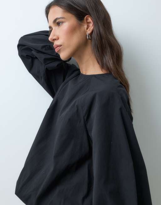ASOS DESIGN langærmet bluse med ballonkant i sort, 2 af 5