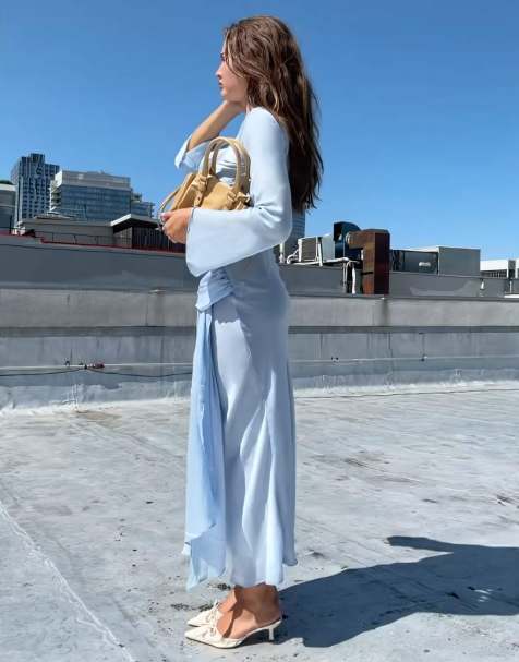 ASOS DESIGN - Langærmet maxikjole i lyseblå satin med sænket talje med bælte - view 1